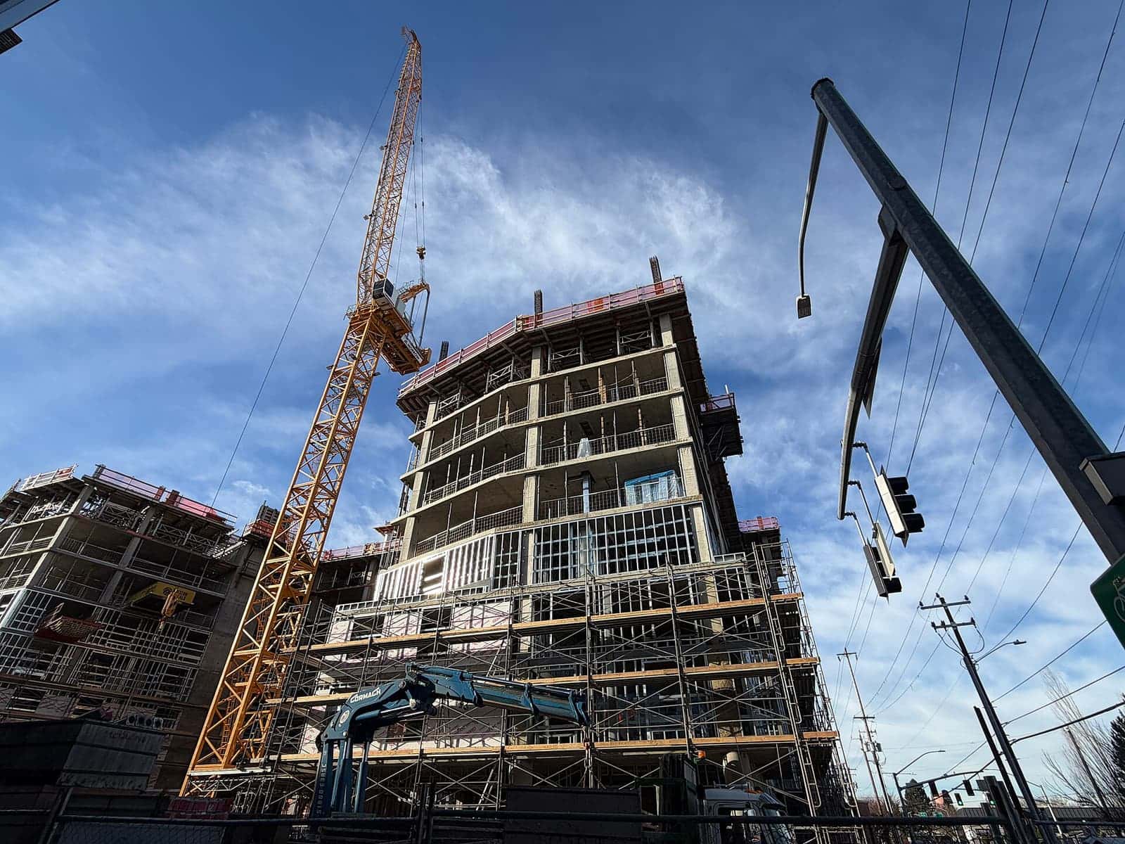 Tower crane di samping gedung bertingkat yang sedang dibangun